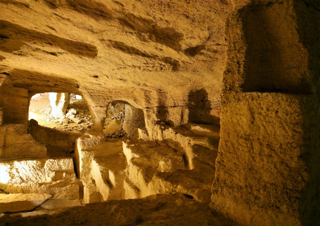 Troglodytes et sarcophages