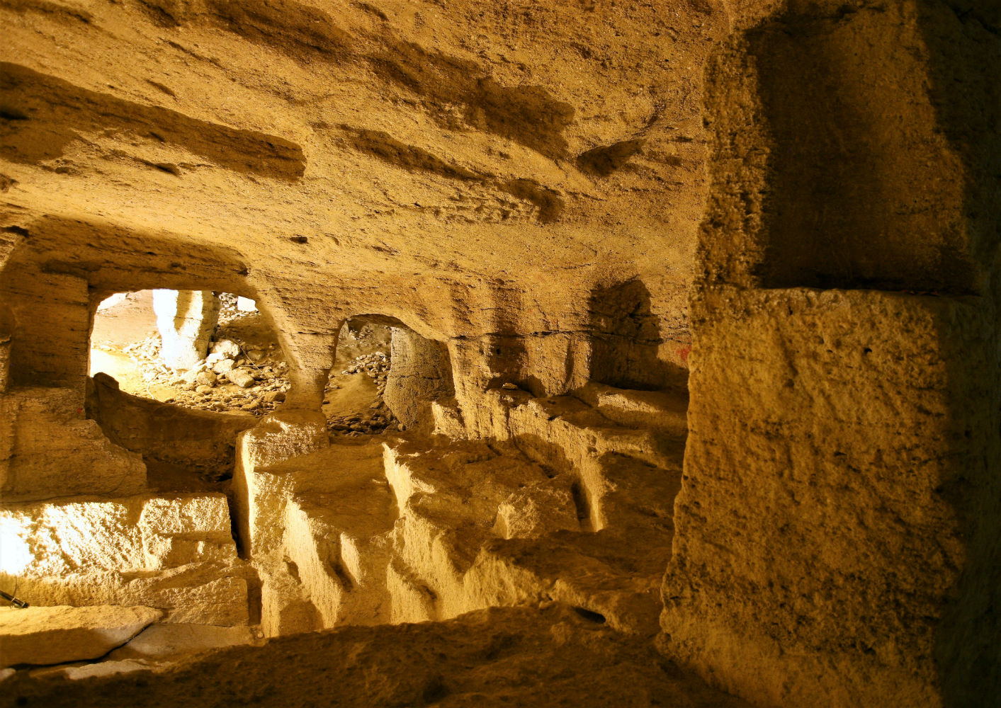 Troglodytes et sarcophages
